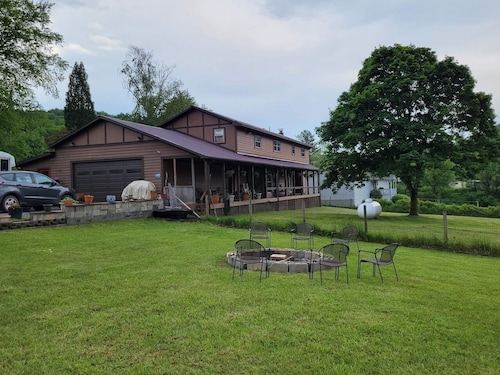 Hot Tub + Fishing Pond + King Suite Retreat (8-10)