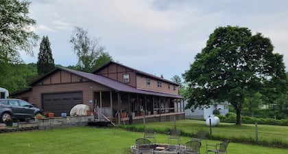 Hot Tub + Fishing Pond + King Suite Retreat (8-10)