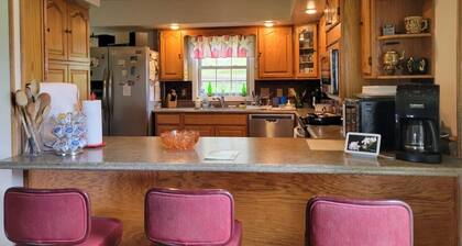 Hot Tub + Fishing Pond + King Suite Retreat (8-10)