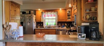 Hot Tub + Fishing Pond + King Suite Retreat (8-10)