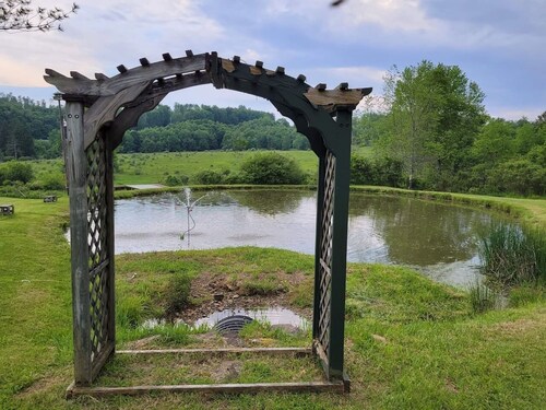 Hot Tub + Fishing Pond + King Suite Retreat (8-10)