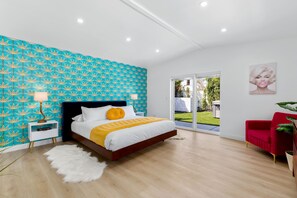 3 bedrooms, desk, iron/ironing board, travel crib