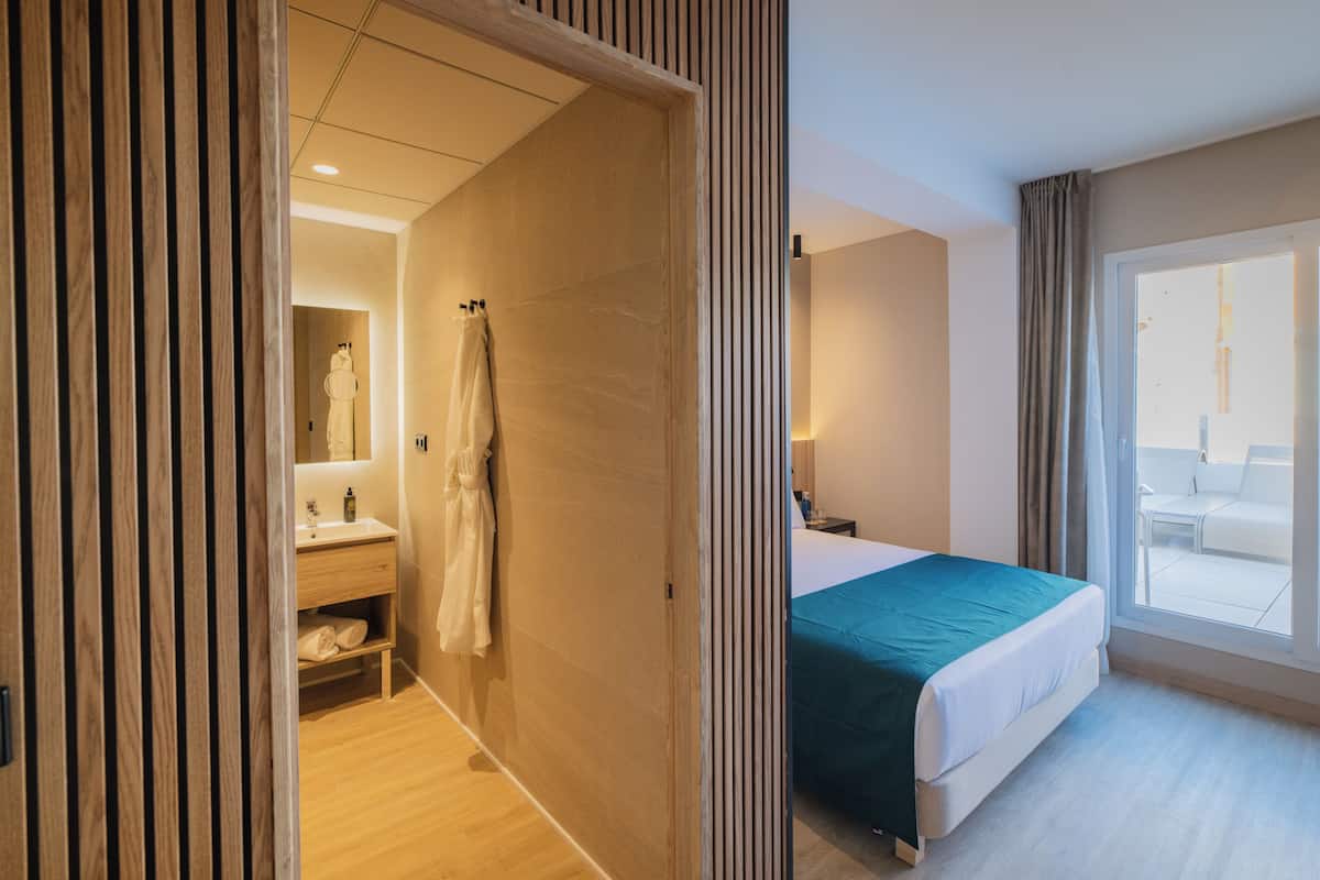 Minibar, free WiFi, bed sheets
