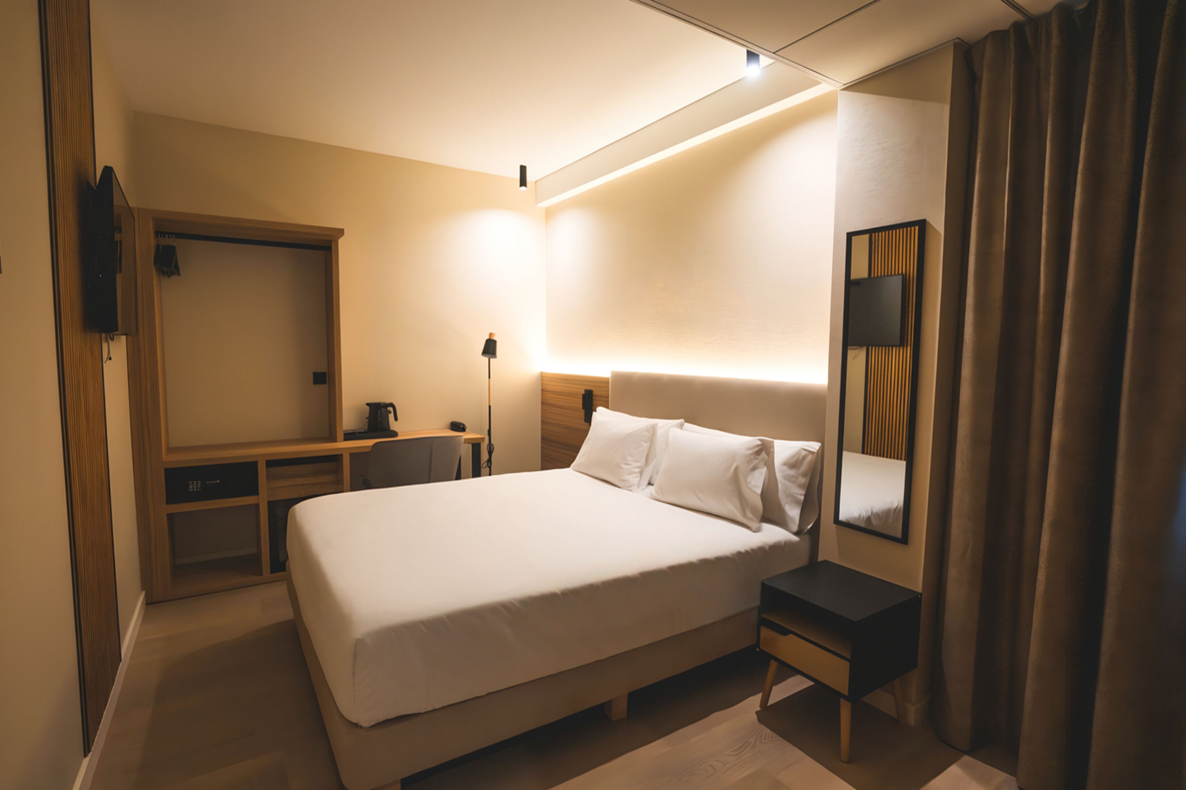 Minibar, WiFi (free), bed sheets