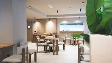 Bữa sáng buffet hàng ngày (13 EUR/mỗi người)