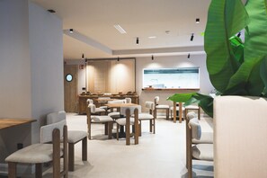 Café da manhã com buffet todos os dias (EUR 13 por pessoa) 