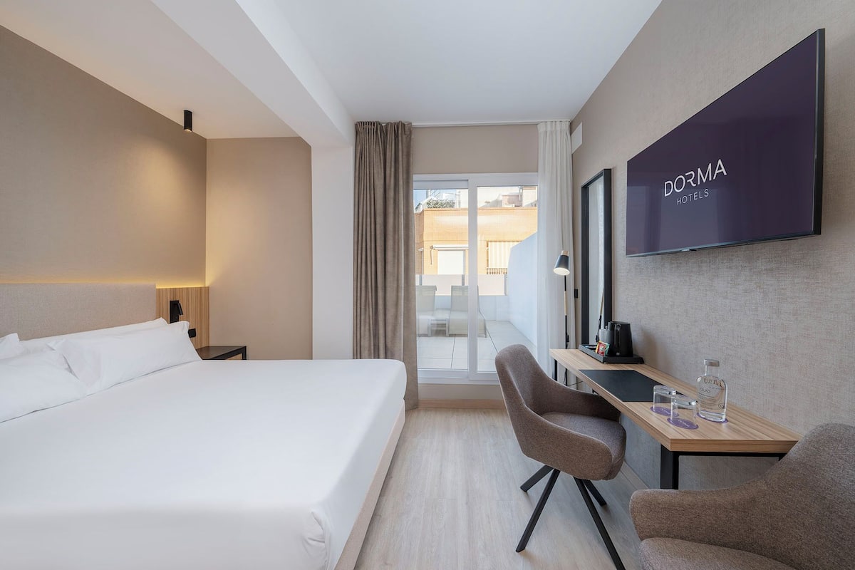 Minibar, free WiFi, bed sheets