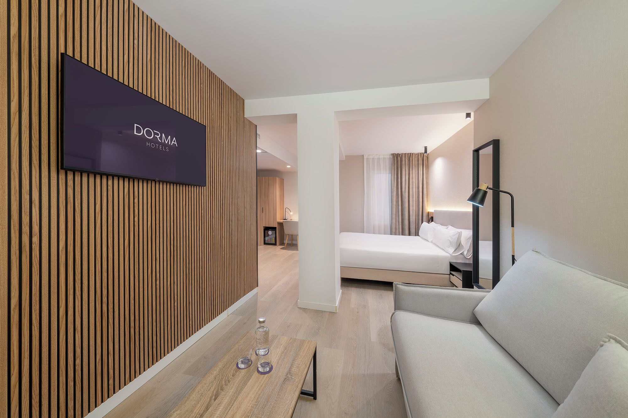 Minibar, truy cập Internet không dây miễn phí, bộ trải giường 
