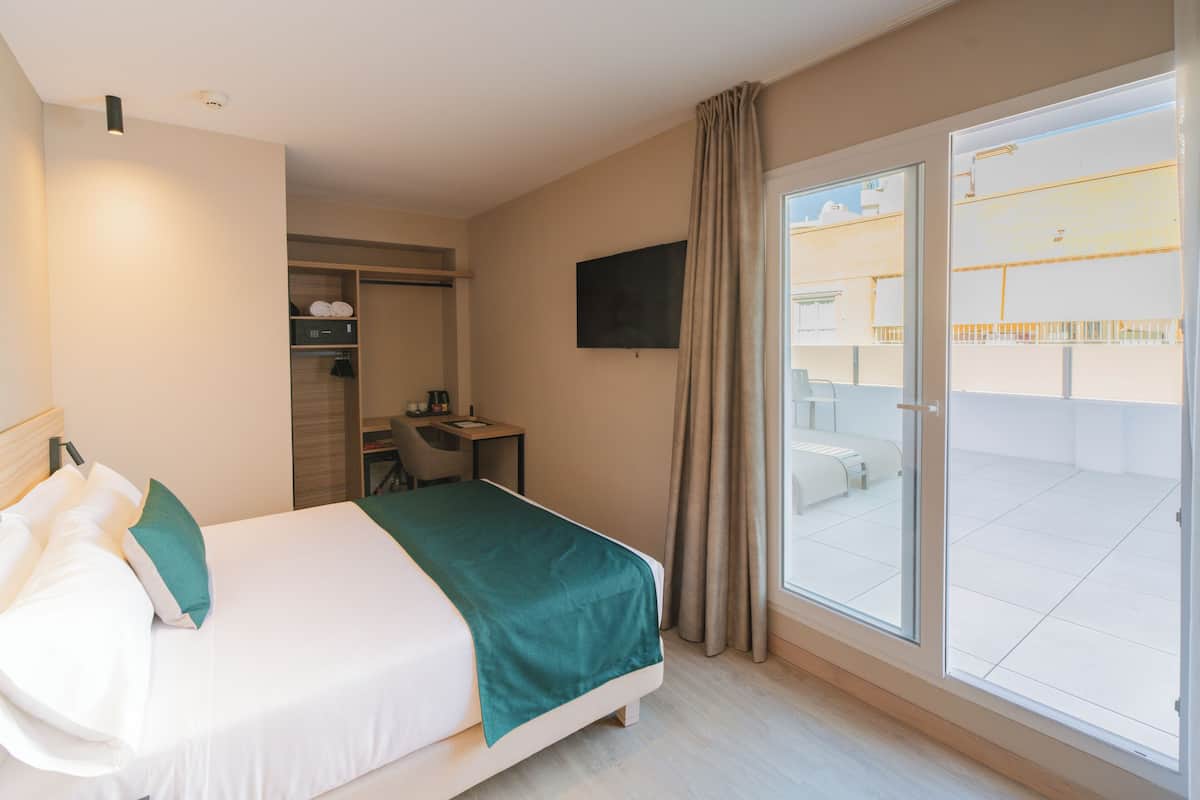 Minibar, free WiFi, bed sheets