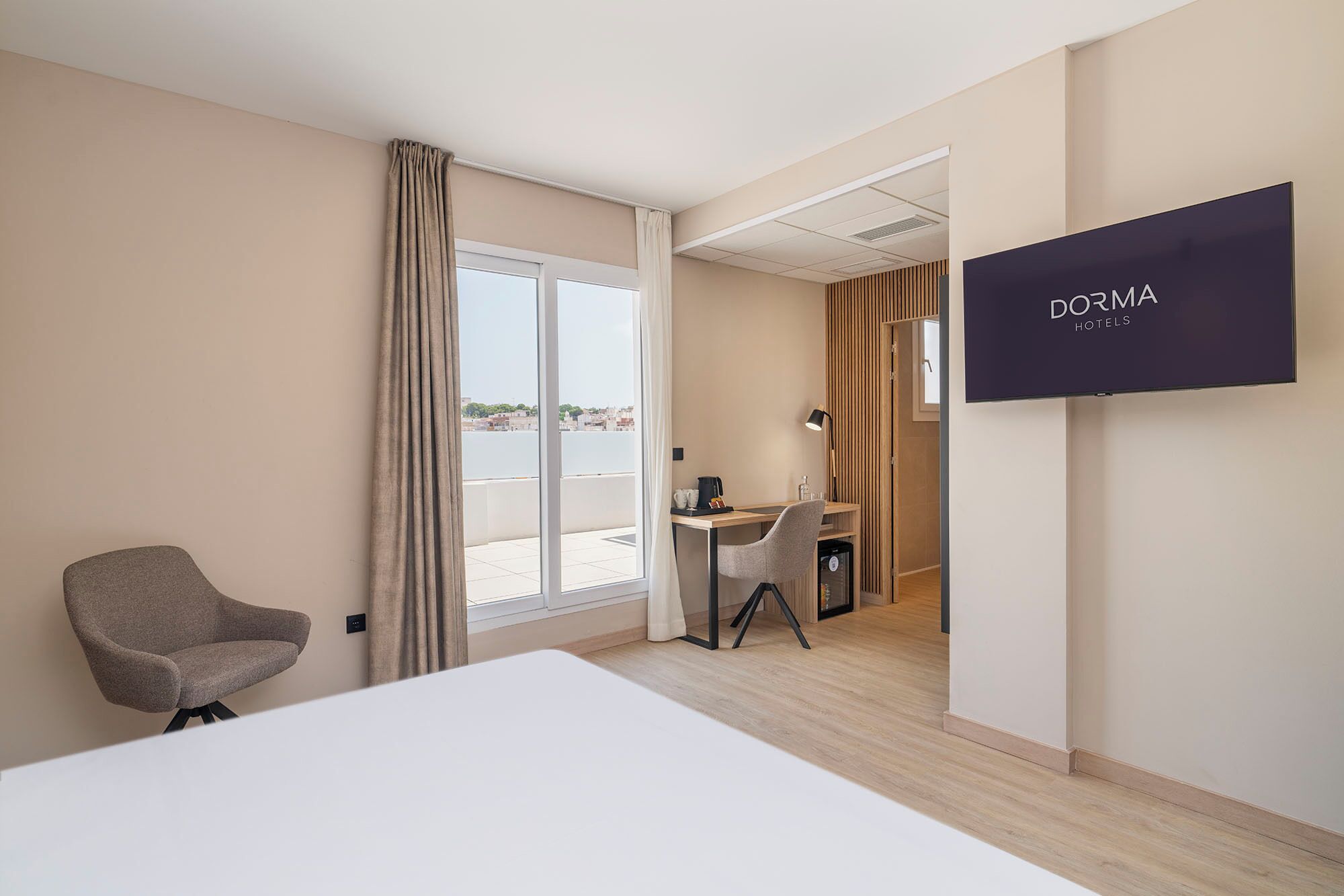 Minibar, WiFi (free), bed sheets