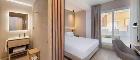 Minibar, free WiFi, bed sheets
