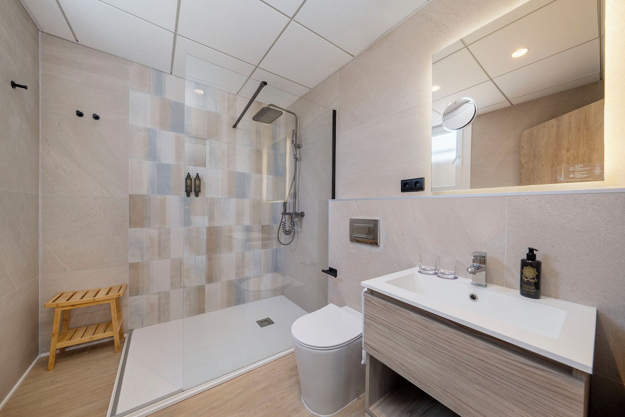 Minibar, WiFi (free), bed sheets