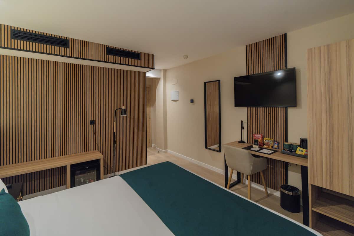 Minibar, free WiFi, bed sheets
