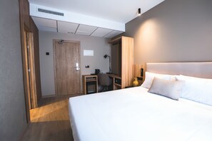 ミニバー、WiFi (無料)、ベッドシーツ