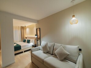Suite estudio estándar, no fumadores | Minibar, wifi gratis, ropa de cama