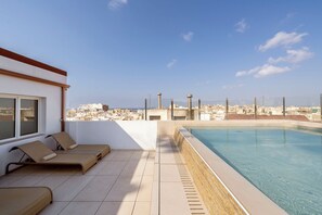 Una piscina al aire libre de temporada