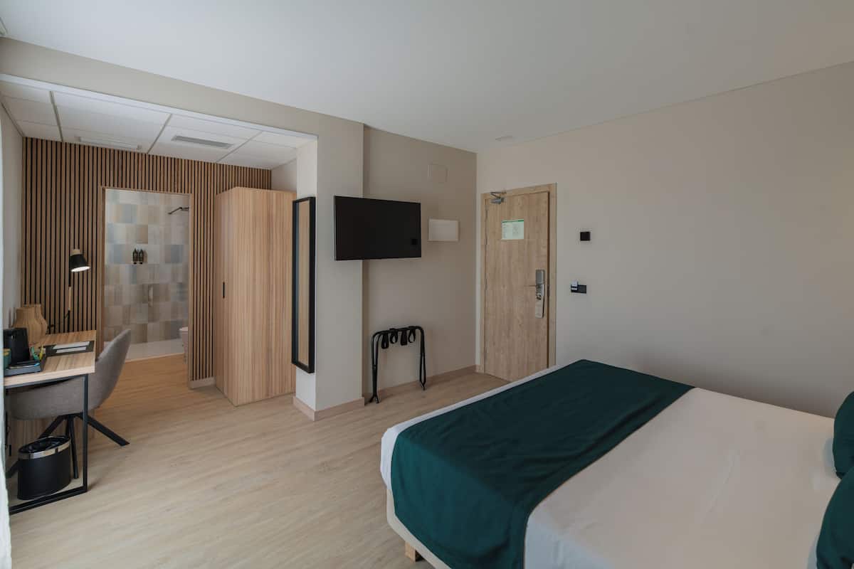 Minibar, free WiFi, bed sheets