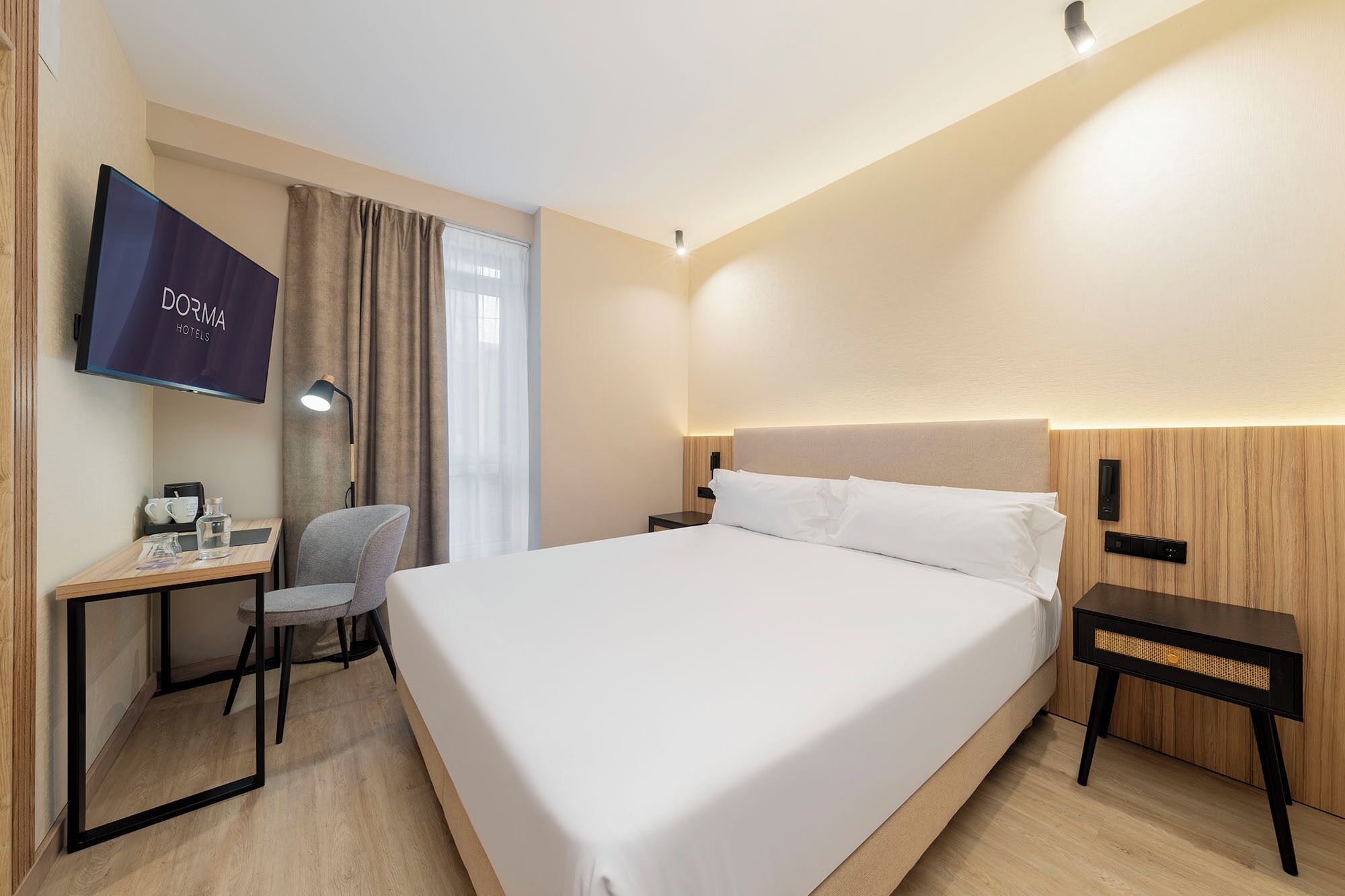 Minibar, free WiFi, bed sheets