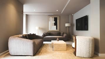 En 55-tommers TV med kabel-kanaler