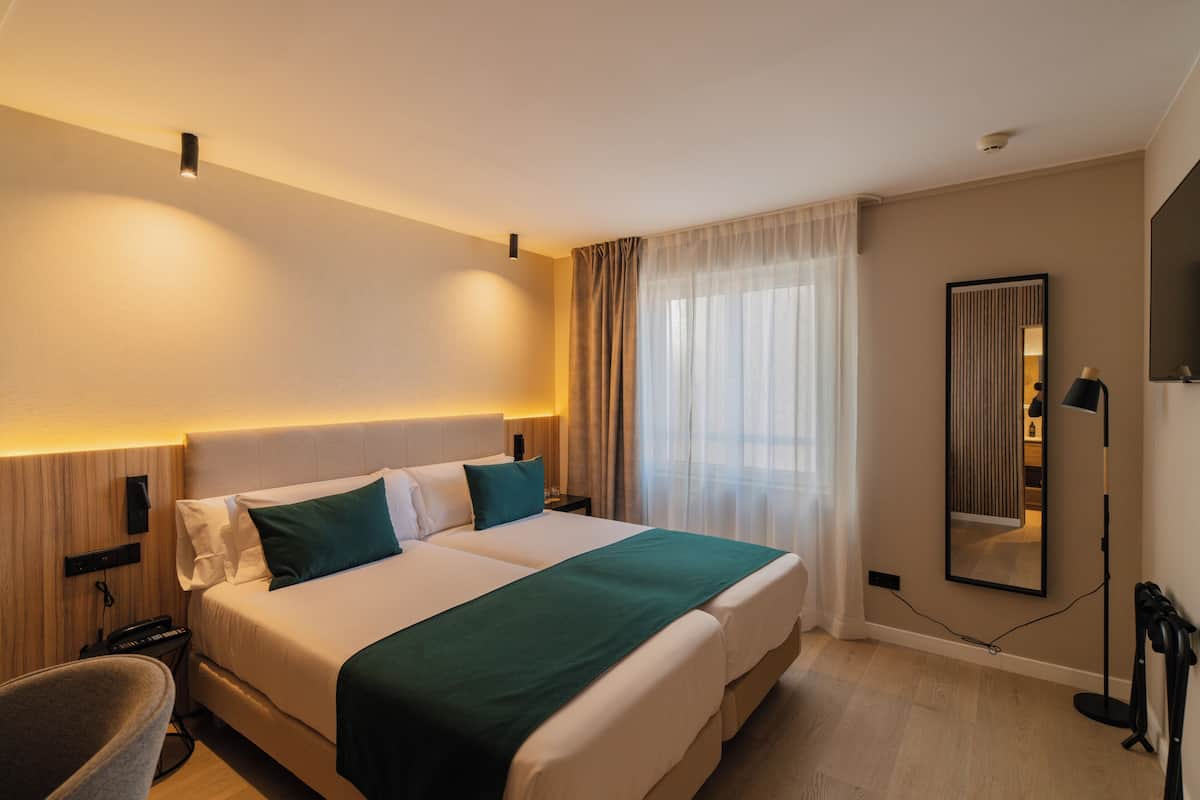 Minibar, free WiFi, bed sheets