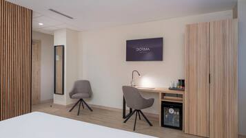 Minibar, free WiFi, bed sheets