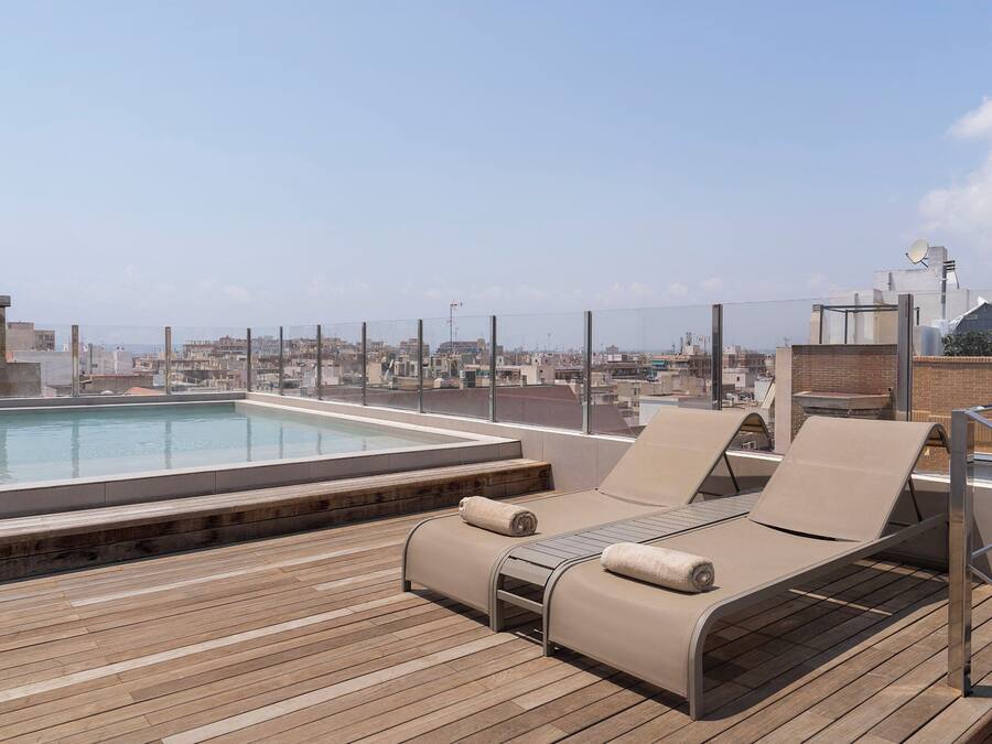 Una piscina al aire libre de temporada