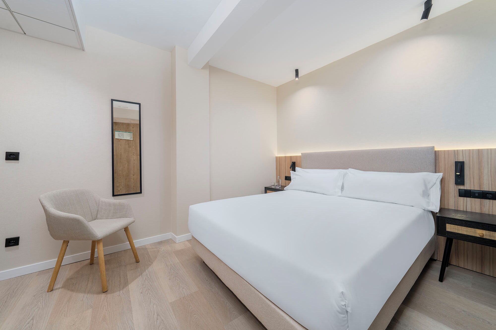 Minibar, wifi gratis, ropa de cama