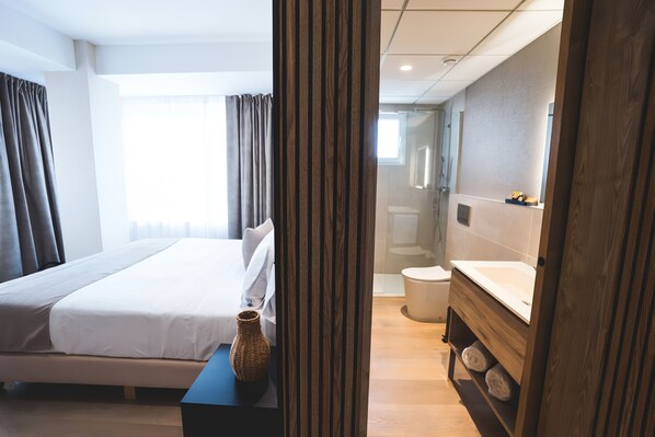 Quarto casal ou duplo standard, vista para a cidade | Frigobar, Wi-Fi de cortesia, roupa de cama