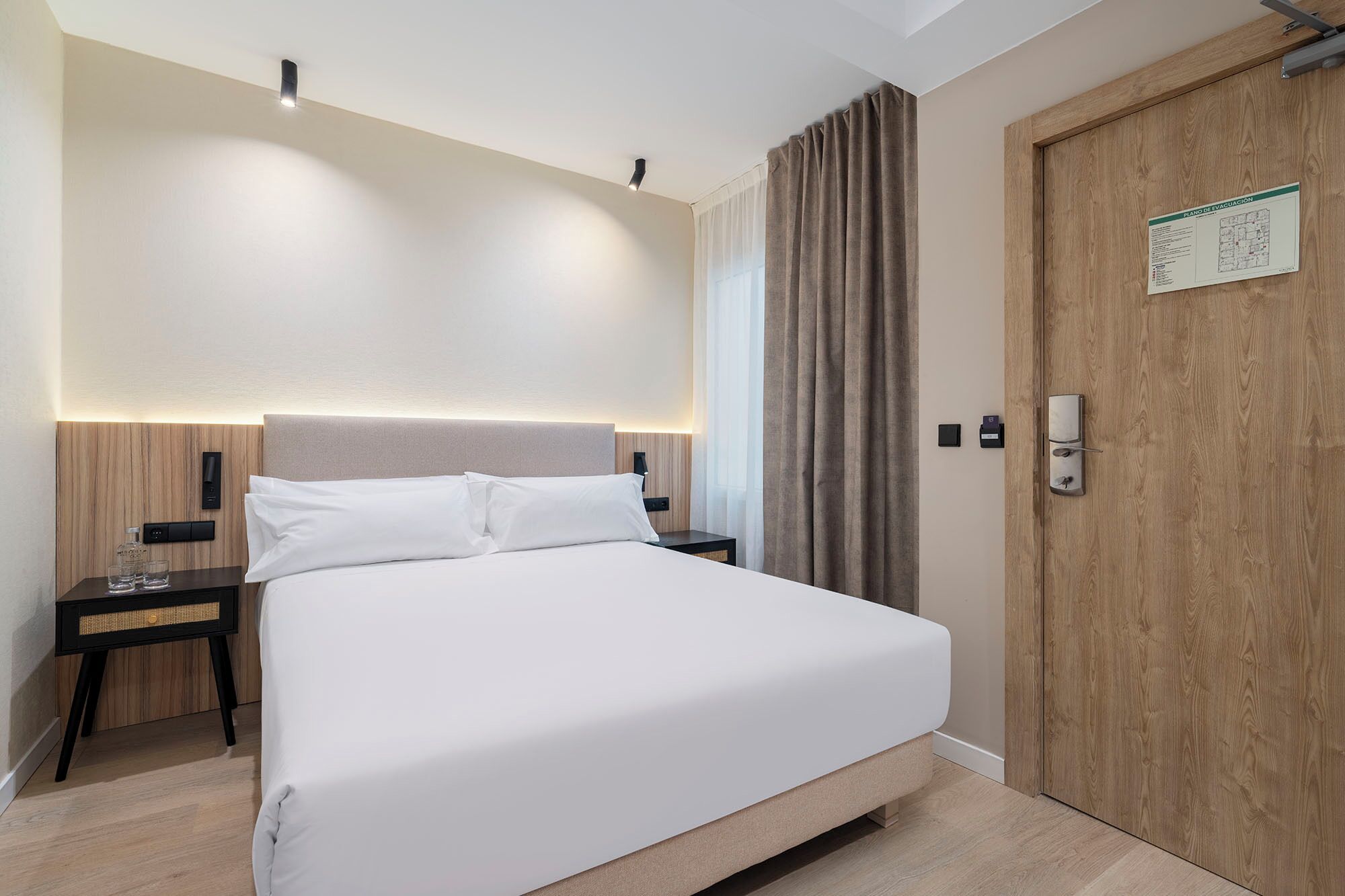 Minibar, wifi gratis, ropa de cama