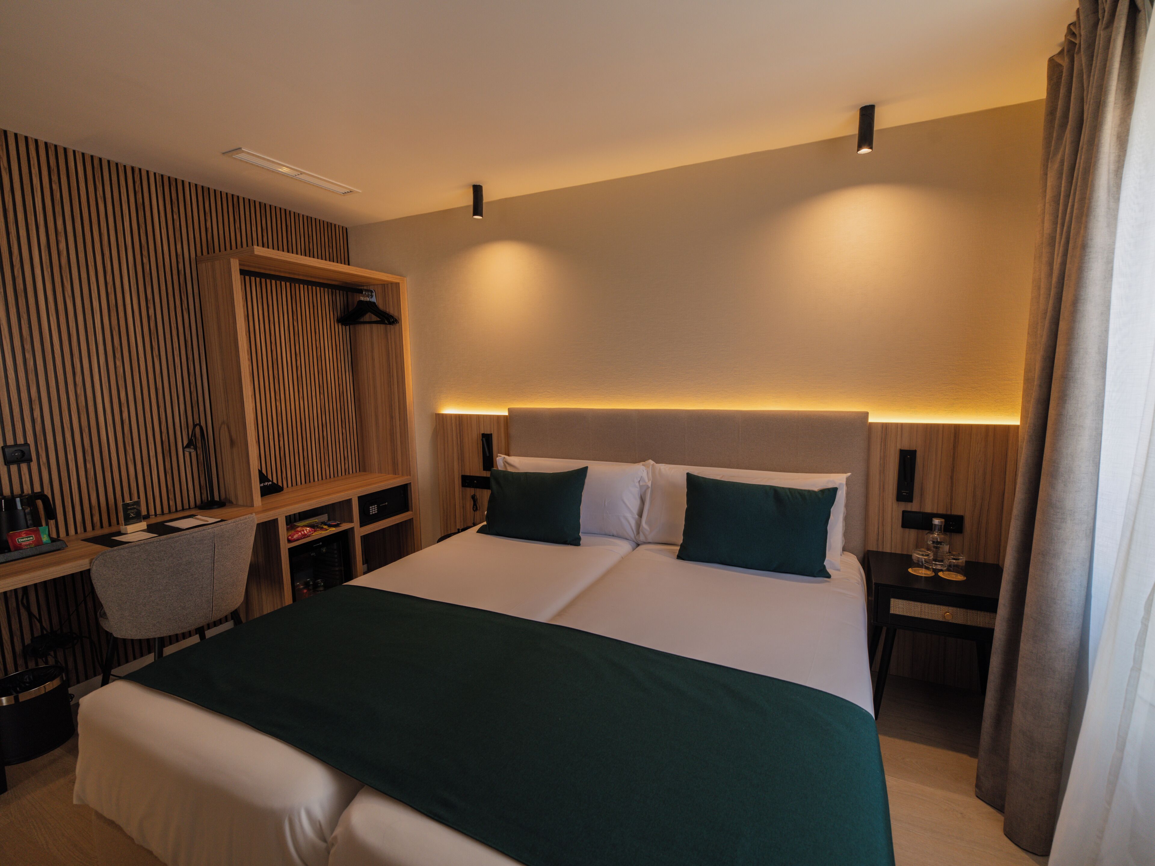มินิบาร์, Wi-Fi ฟรี, ผ้าปูที่นอน