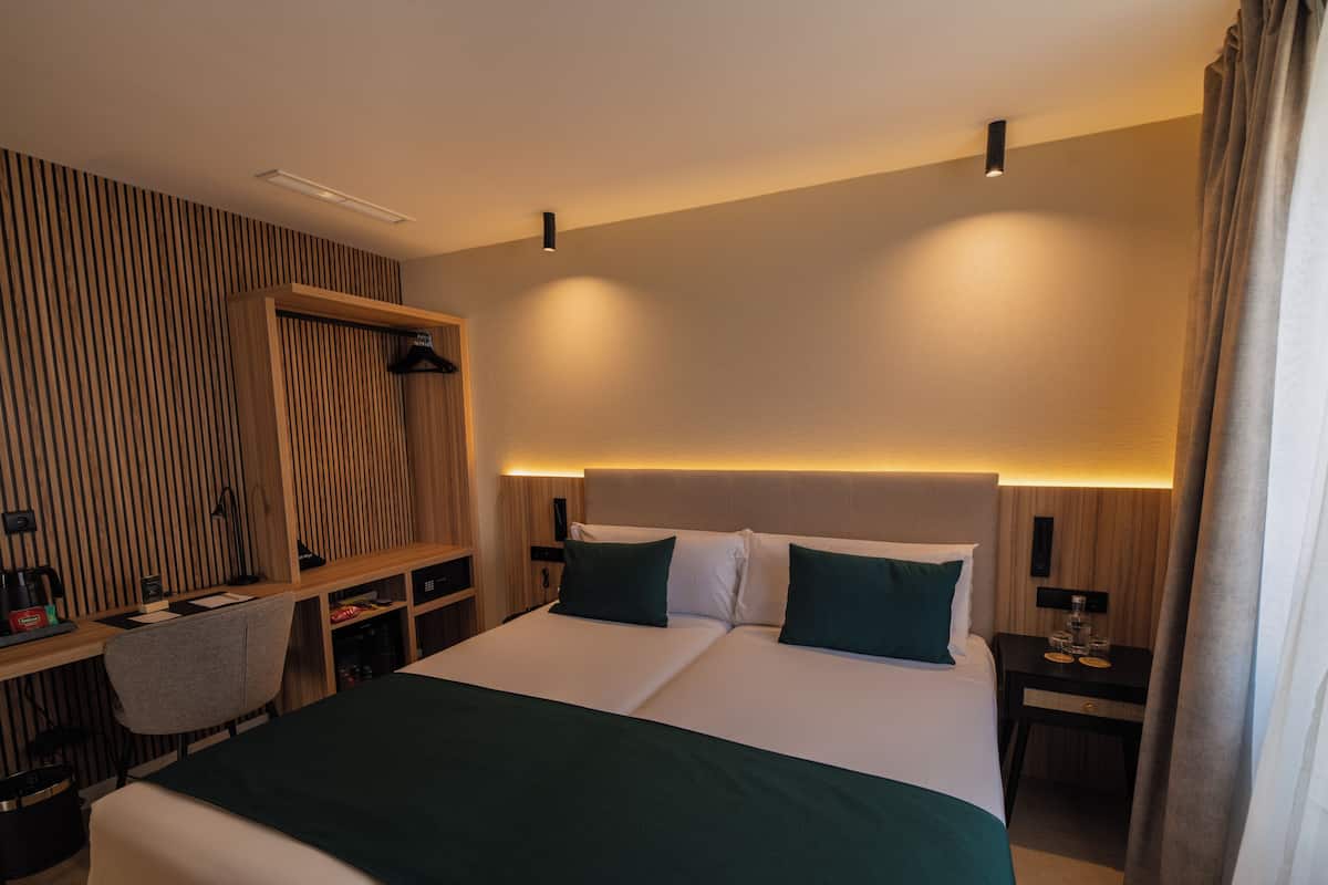 Minibar, free WiFi, bed sheets