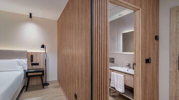 Minibar, truy cập Internet không dây miễn phí, bộ trải giường