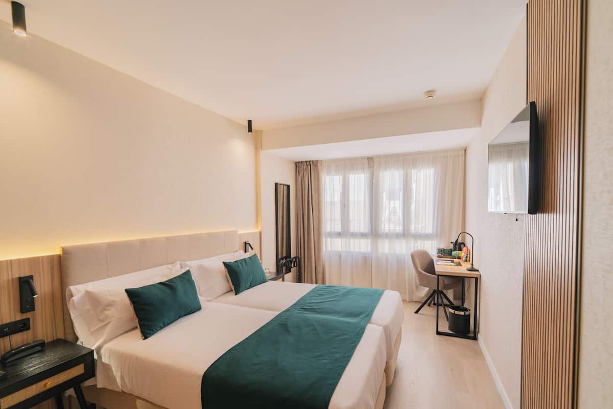 Minibar, free WiFi, bed sheets