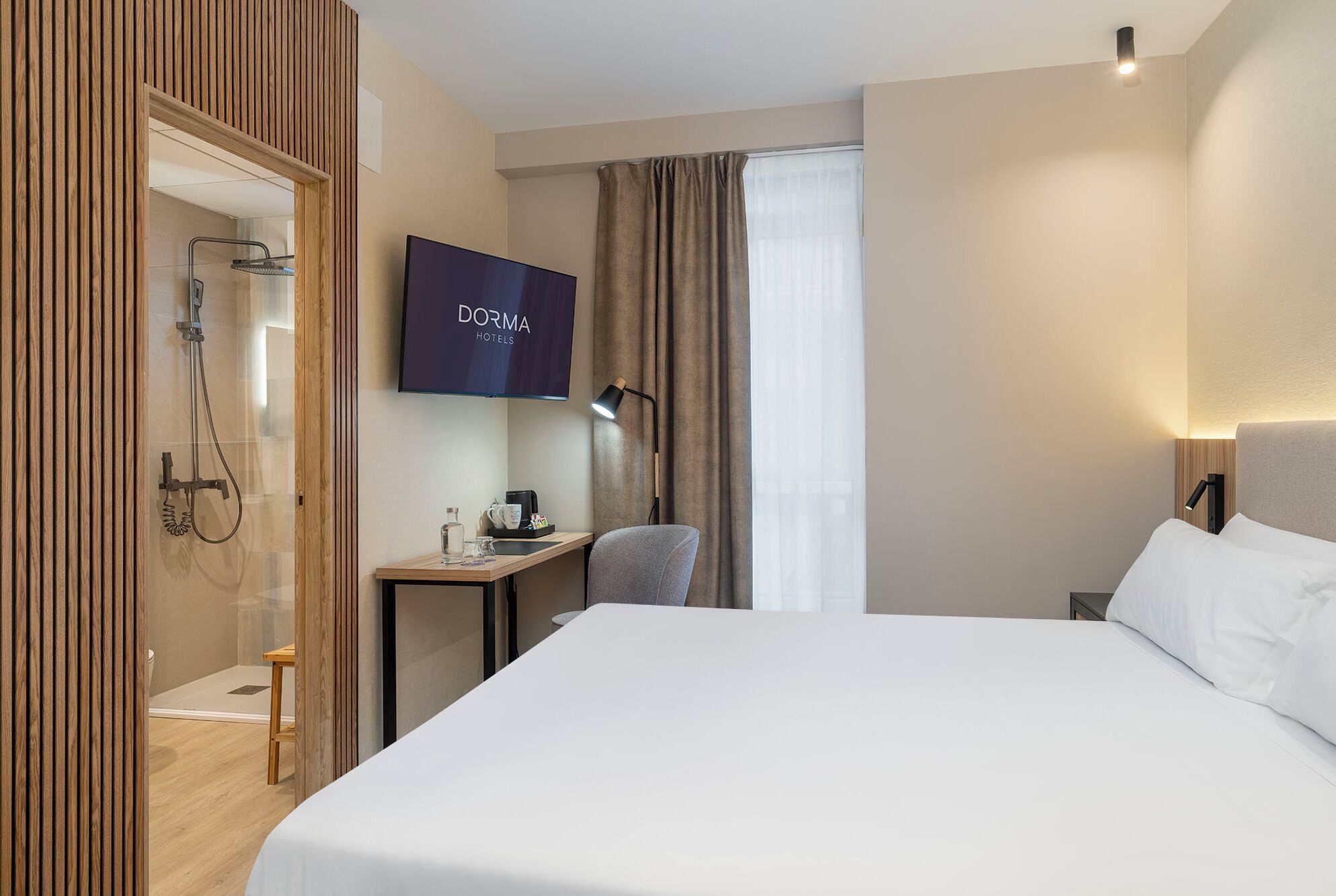 Minibar, wifi gratis y ropa de cama 
