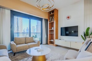 Apartemen Mewah, balkon, pemandangan kota | Area keluarga | Smart TV 55-inci dengan saluran TV digital