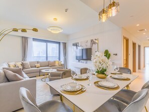 Apartemen Mewah, balkon, pemandangan kota | Area keluarga | Smart TV 55-inci dengan saluran TV digital