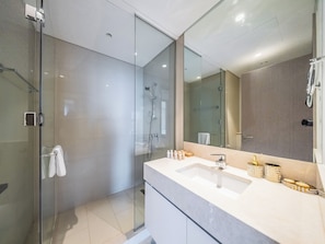 Appartement Luxe, balcon, vue ville | Salle de bain | Articles de toilette gratuits, sèche-cheveux, serviettes fournies