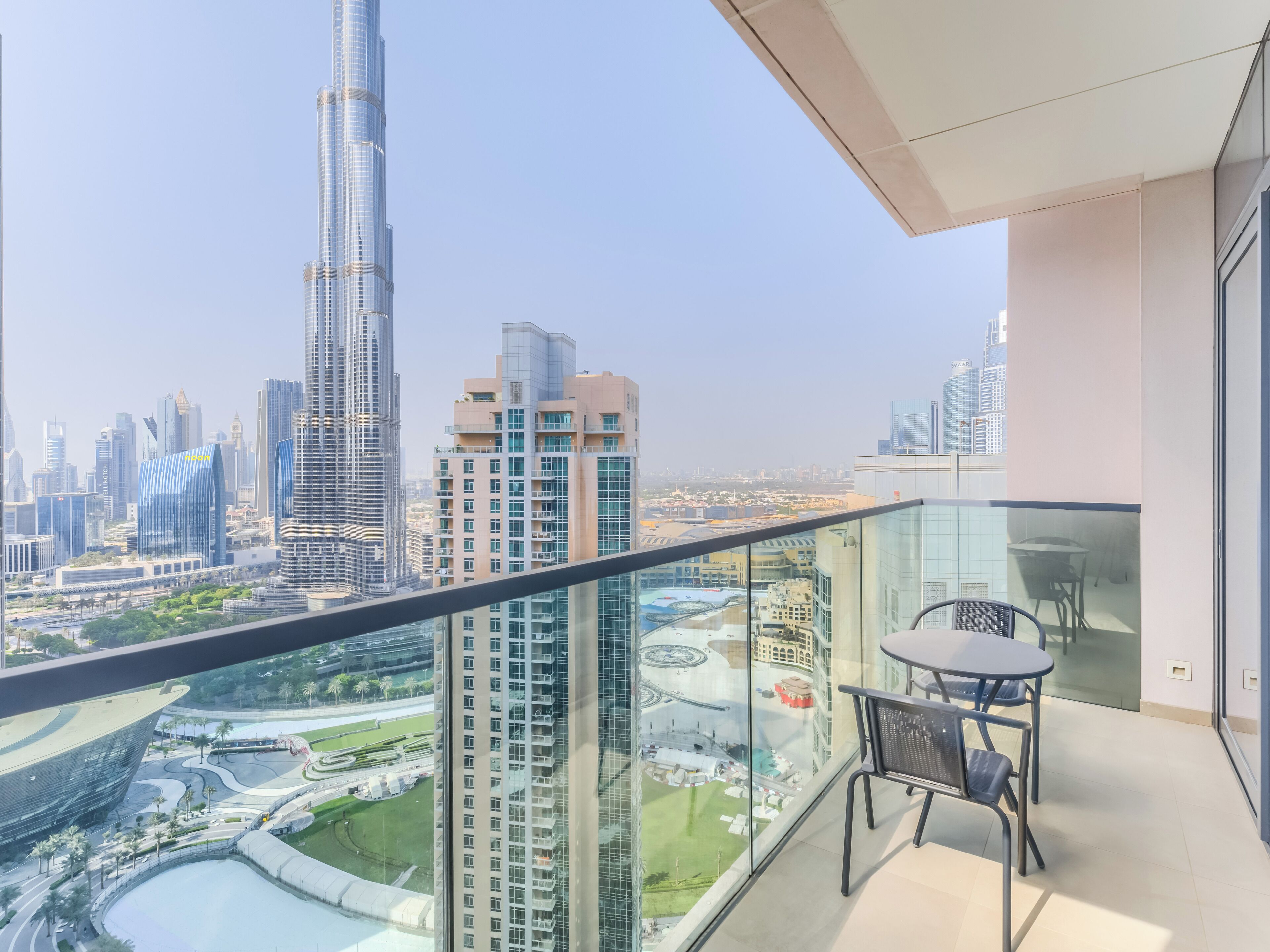 Un edificio alto con vistas a un paisaje urbano, incluyendo una torre destacada.