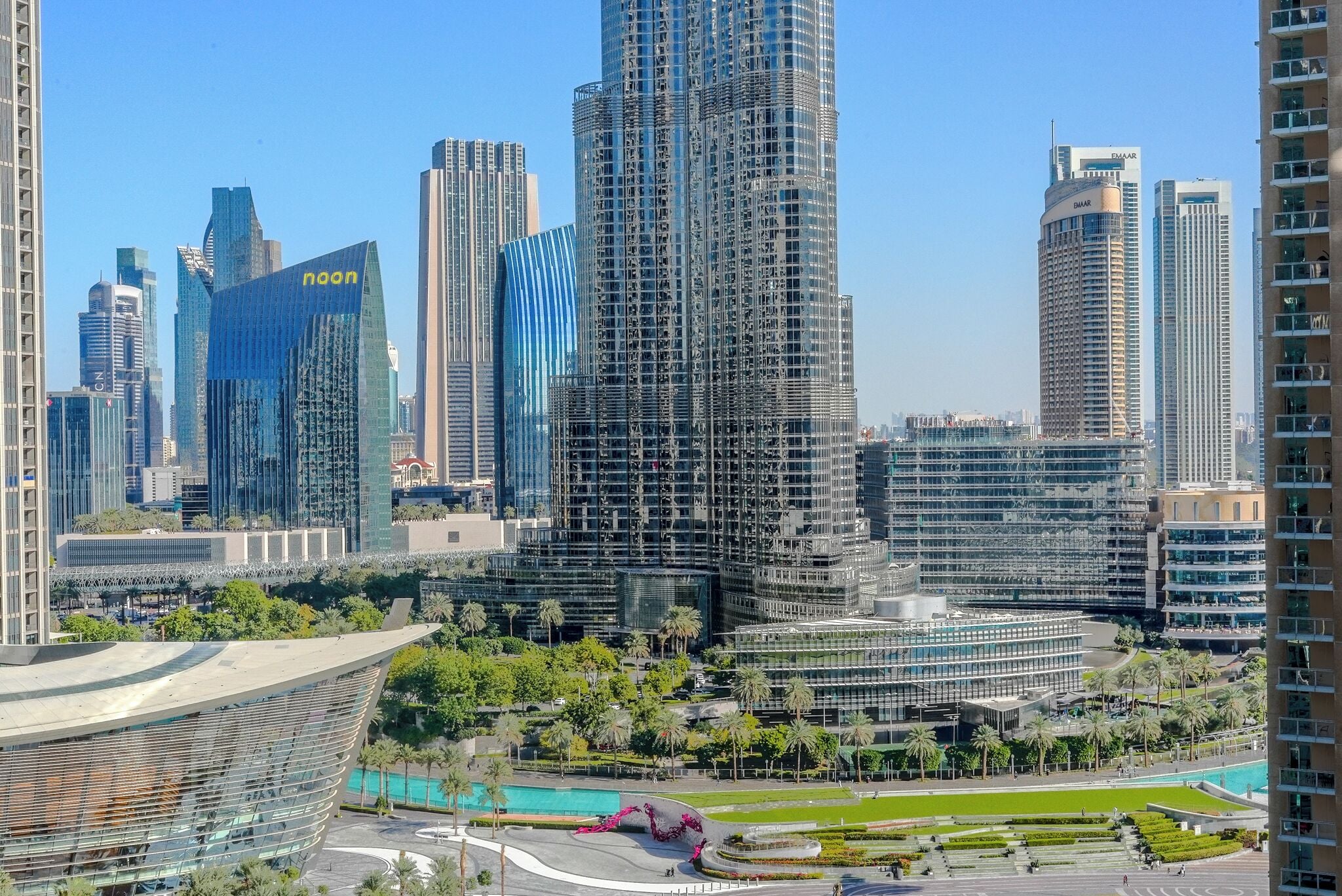 Un paysage urbain moderne, avec de nombreux immeubles de grande hauteur, dont une tour remarquable qui se distingue par son design incurvé original.