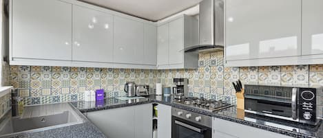 Refrigerador, microondas, horno, placa de cocina