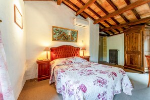 1 bedroom, WiFi, bed sheets - Room 'Chambre 21' with Shared Pool, Wi-Fi and Air Conditioning (Collias)
