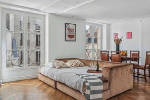 1 chambre, bureau, fer et planche à repasser, lit de bébé portatif