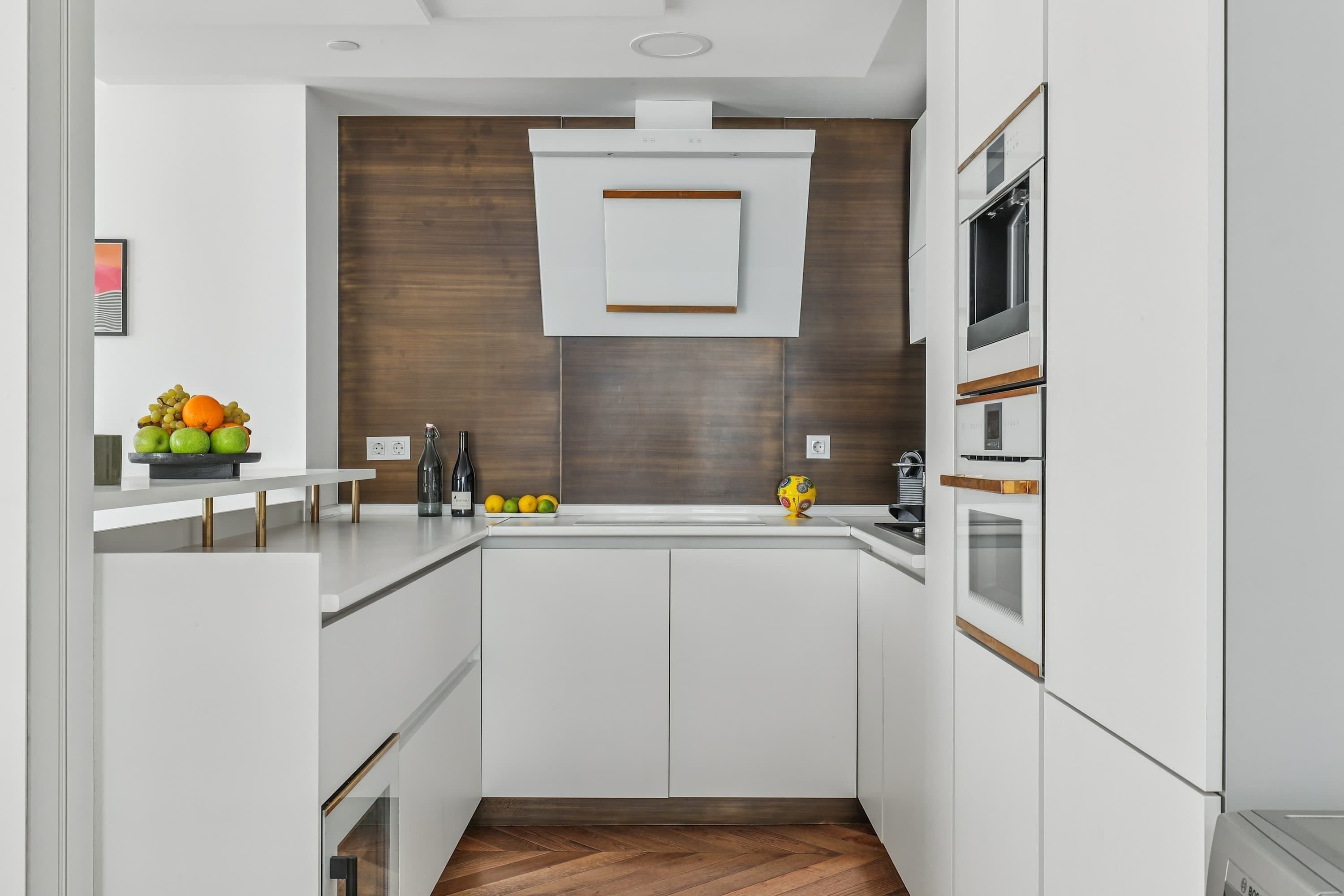 冷蔵庫、電子レンジ、オーブン、コンロ