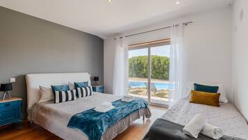 4 bedrooms, iron/ironing board, WiFi, bed sheets