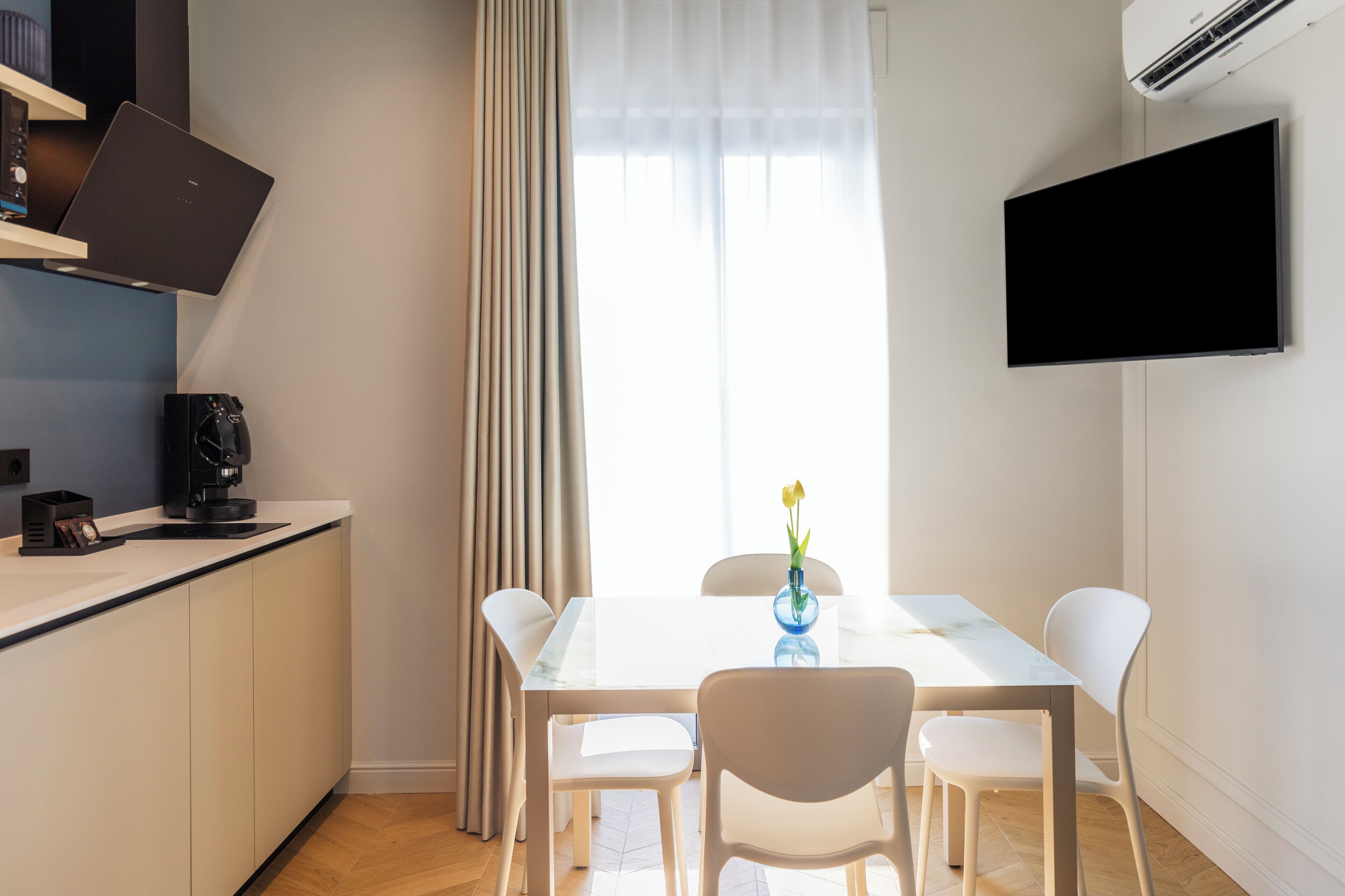 Deluxe Room | Private kitchen | Fridge, microwave, coffee/tea maker, cookware/dishes/utensils