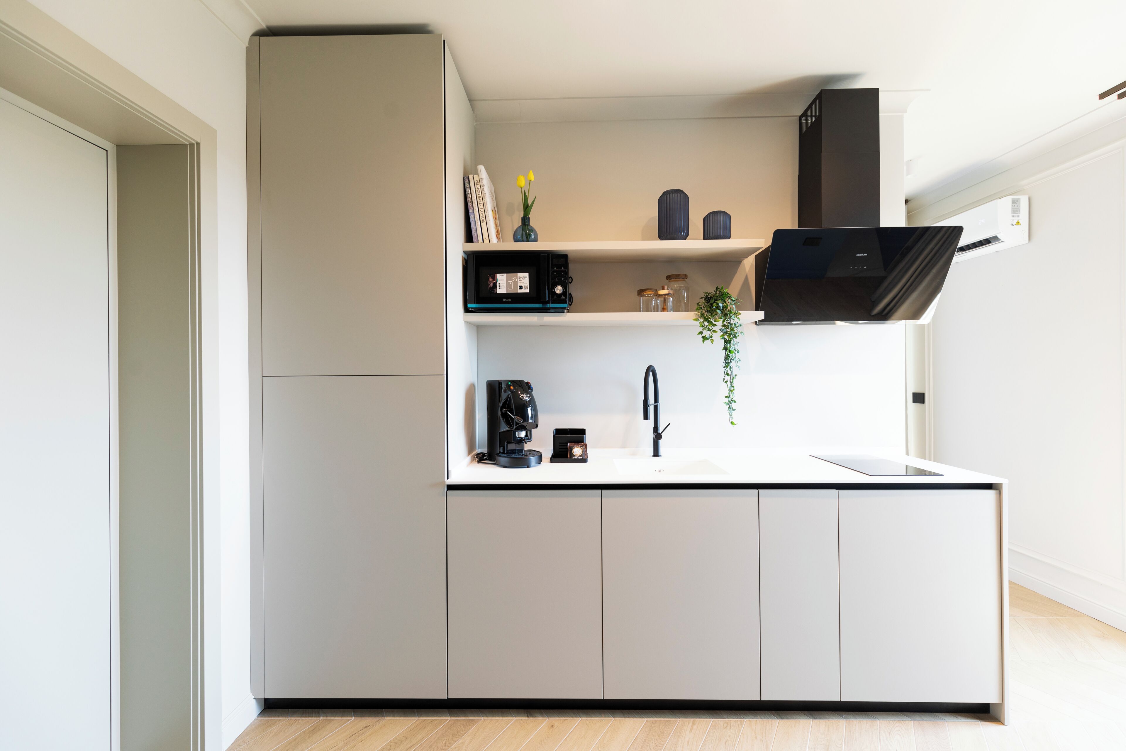 Quarto casal conforto, sacada | Cozinha privada | Geladeira, micro-ondas, cafeteira/chaleira
