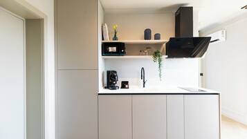Quarto casal conforto, sacada | Cozinha privada | Geladeira, micro-ondas, cafeteira/chaleira