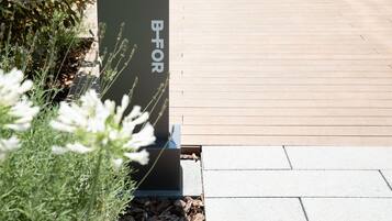 Une promenade en bois, située à côté d’un bâtiment sur lequel on peut lire l’inscription « BLOKTOUR ».