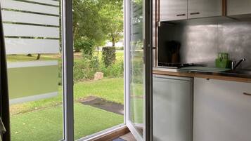 Een koelkast, een microgolfoven, een oven, een kookplaat