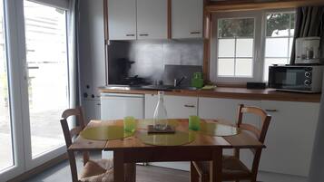 Een koelkast, een microgolfoven, een oven, een kookplaat